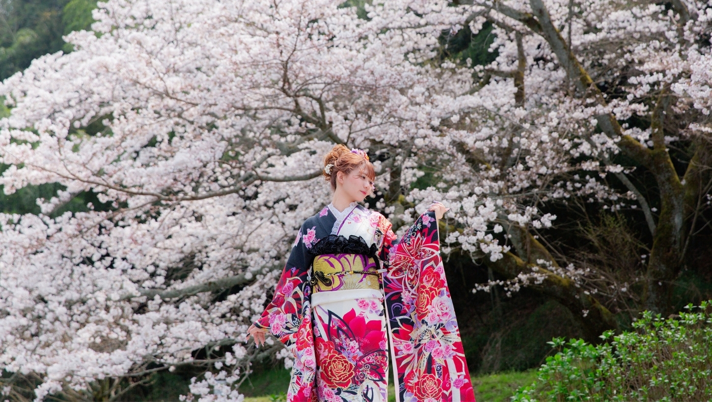 桜のなかで撮影した振袖の記念写真