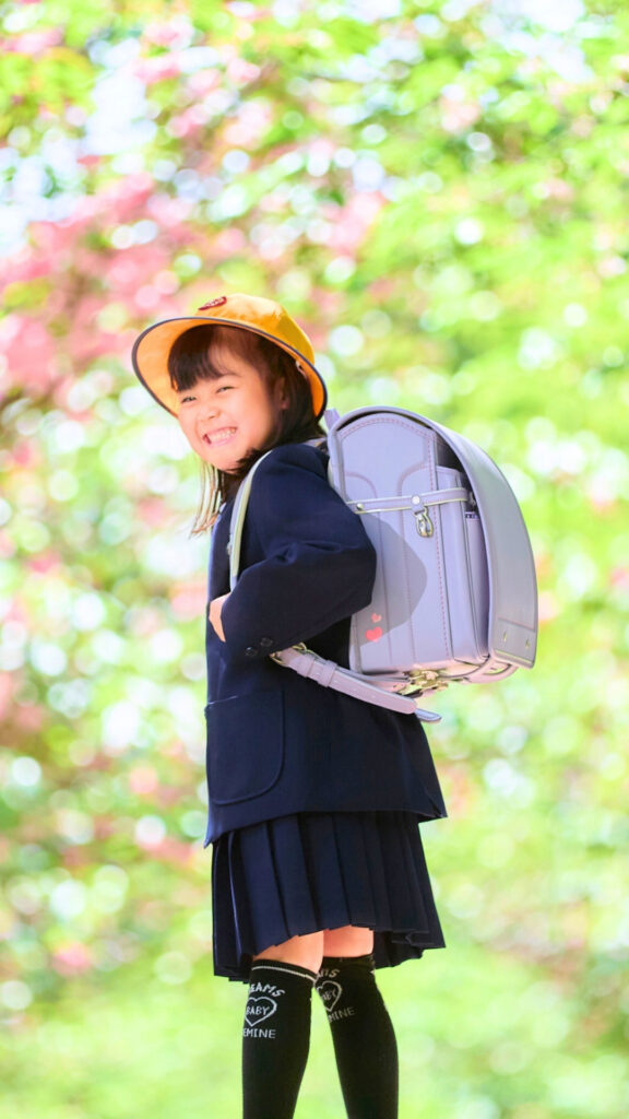 ランドセルを背負った入学記念の女の子