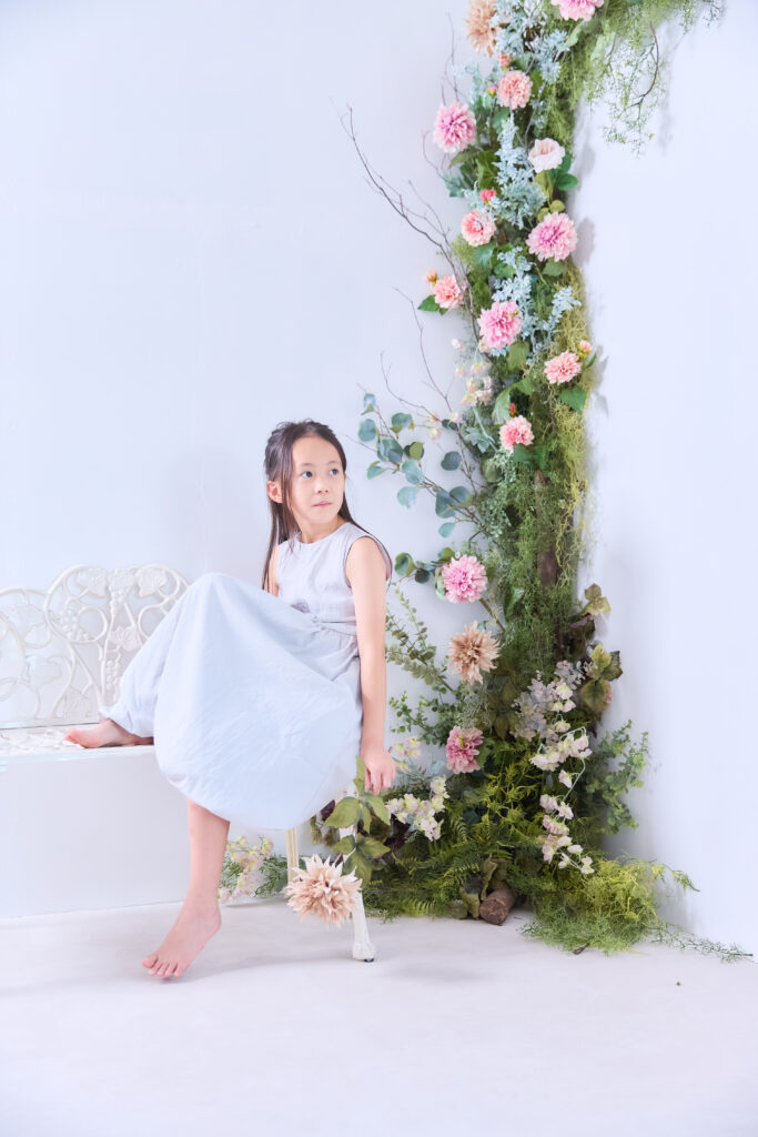 花のセットで撮影した女の子